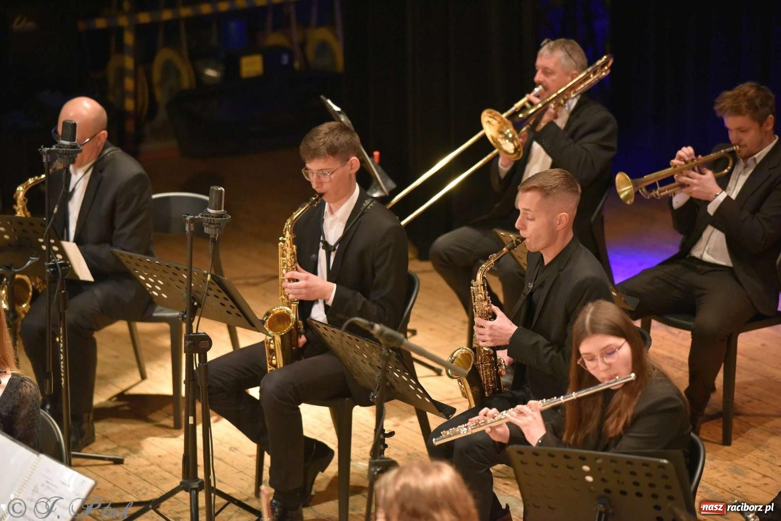 Zdjęcie w galerii na portalu naszraciborz.pl: Koncert zimowy w RCK. Wystąpiła Perspektywa i orkiestra H. Krótkiego wiadomości z regionu