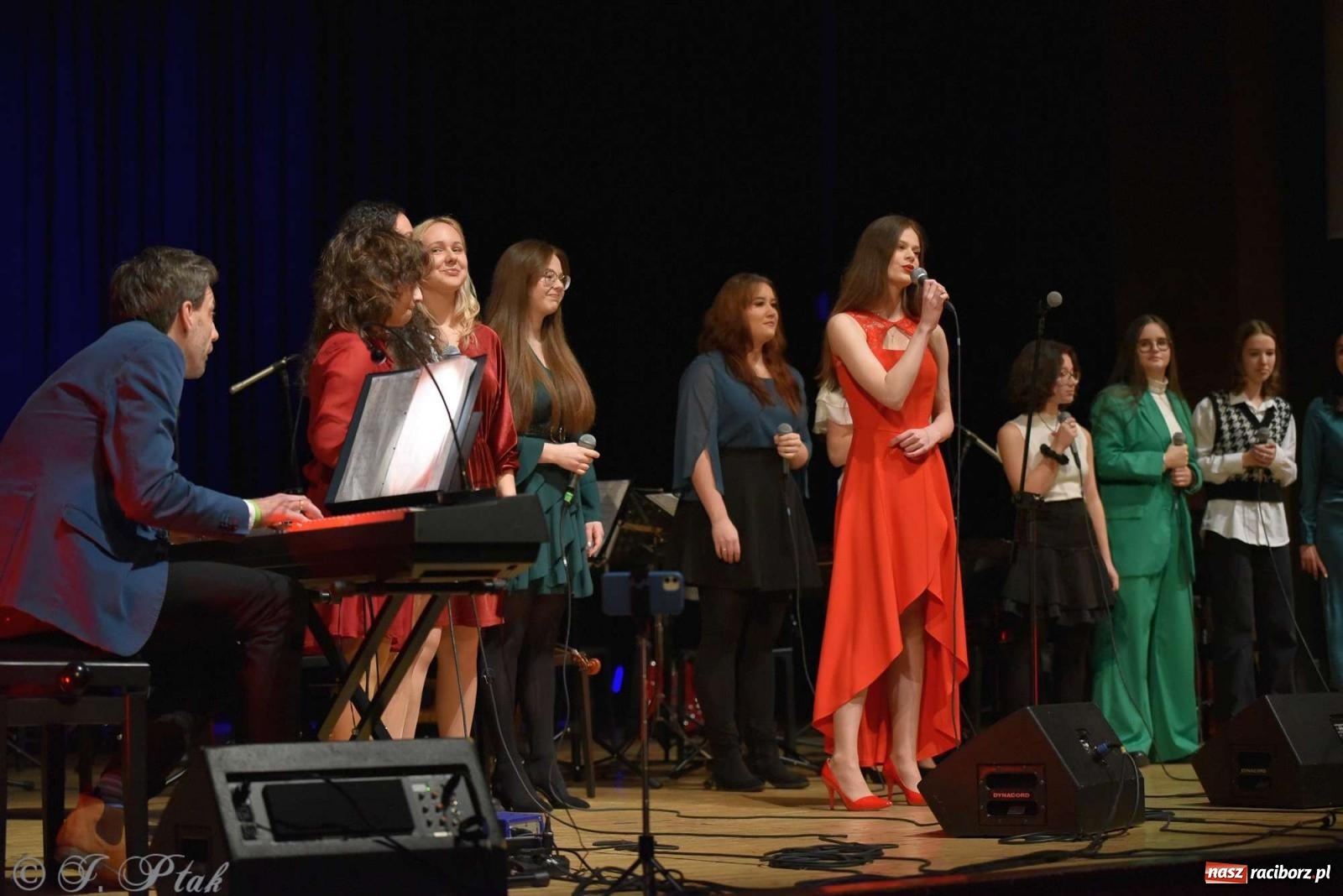 Zdjęcie w galerii na portalu naszraciborz.pl: Koncert zimowy w RCK. Wystąpiła Perspektywa i orkiestra H. Krótkiego wiadomości z regionu