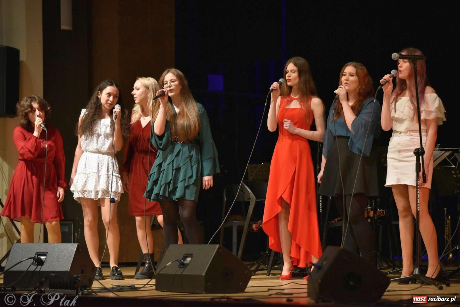 Zdjęcie w galerii na portalu naszraciborz.pl: Koncert zimowy w RCK. Wystąpiła Perspektywa i orkiestra H. Krótkiego wiadomości z regionu
