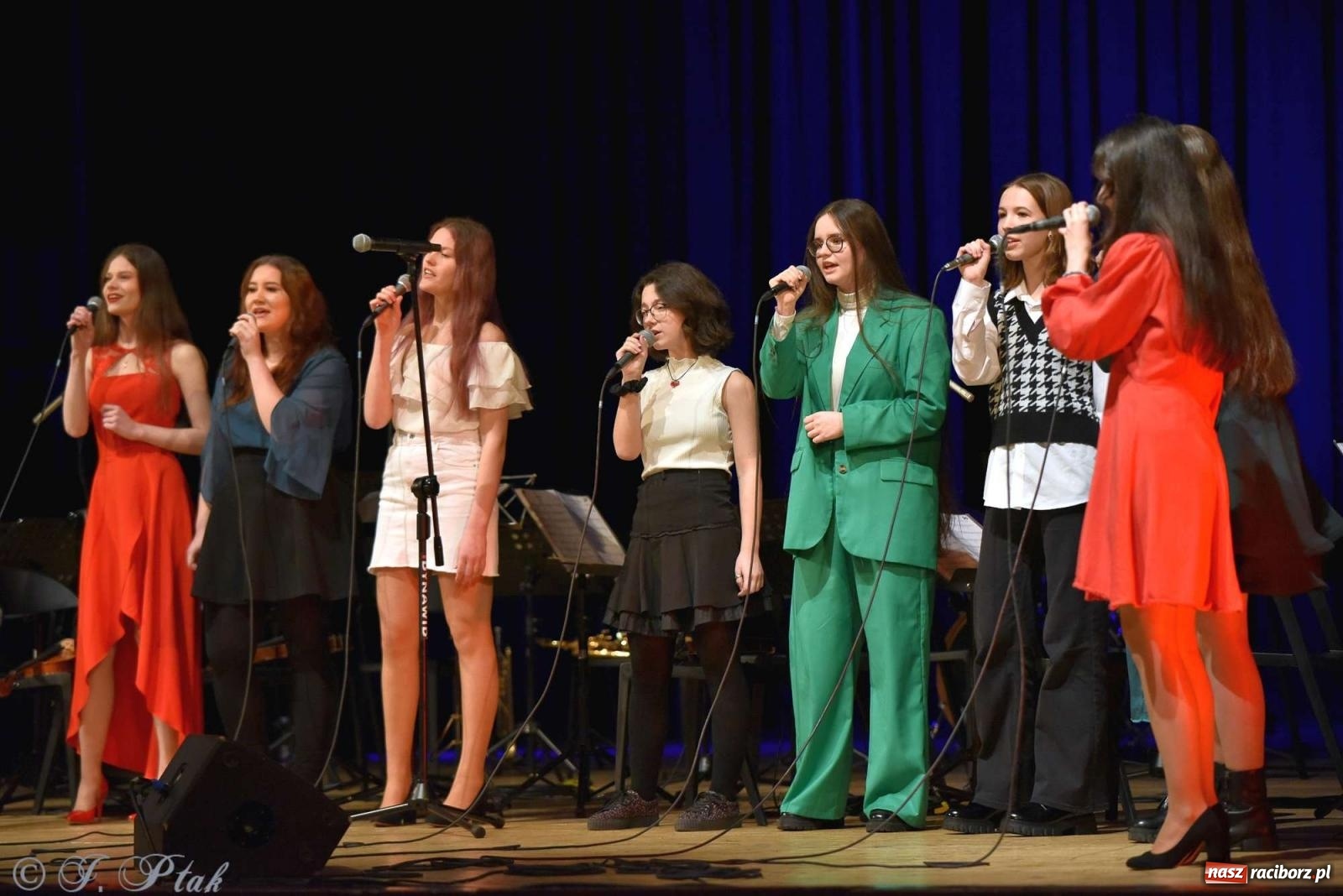 Zdjęcie w galerii na portalu naszraciborz.pl: Koncert zimowy w RCK. Wystąpiła Perspektywa i orkiestra H. Krótkiego wiadomości z regionu