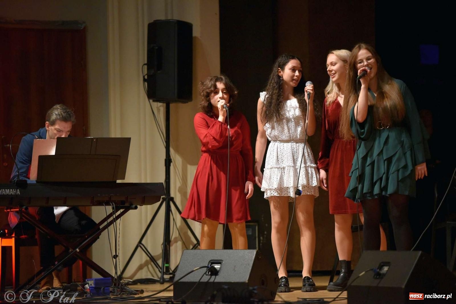 Zdjęcie w galerii na portalu naszraciborz.pl: Koncert zimowy w RCK. Wystąpiła Perspektywa i orkiestra H. Krótkiego wiadomości z regionu