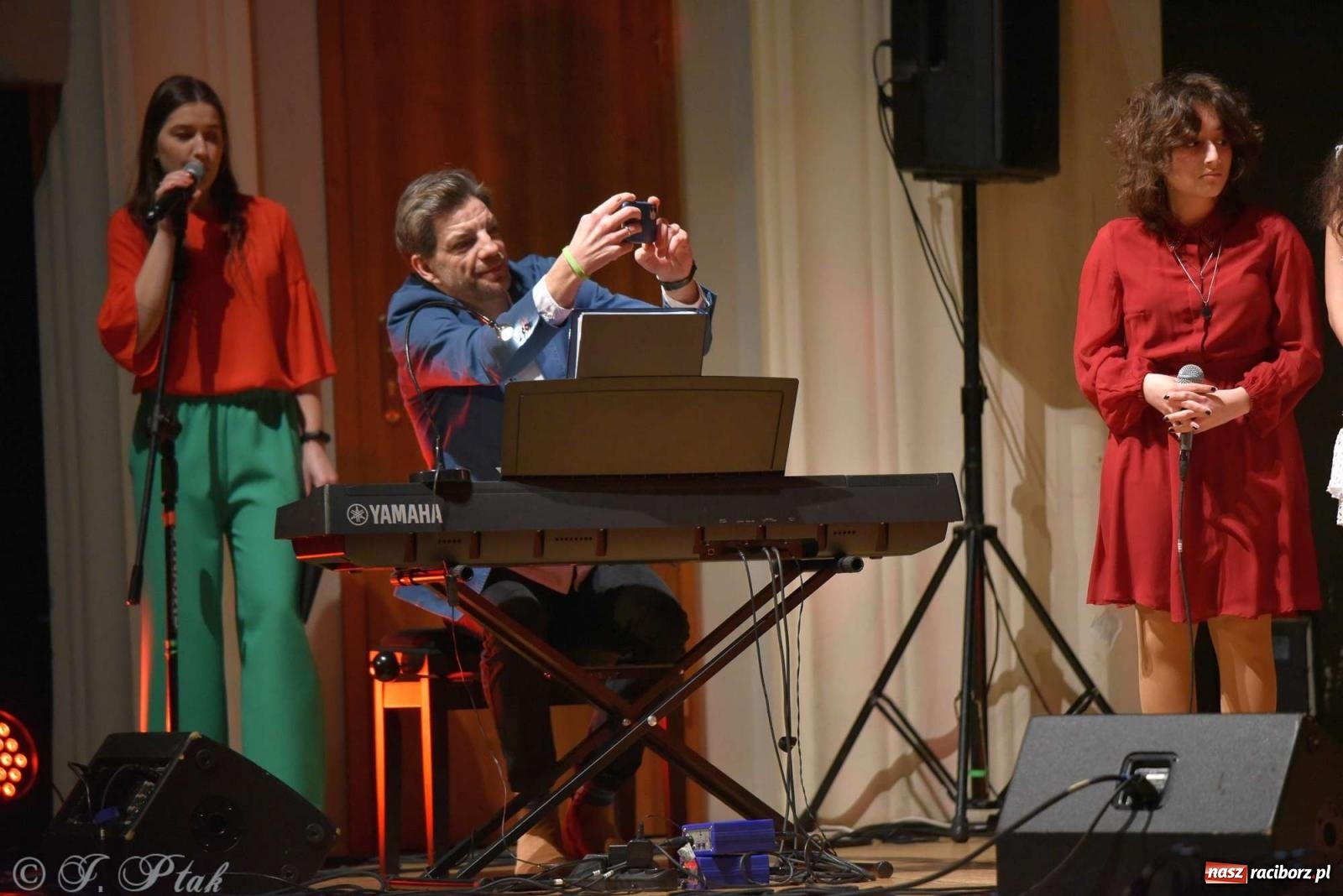 Zdjęcie w galerii na portalu naszraciborz.pl: Koncert zimowy w RCK. Wystąpiła Perspektywa i orkiestra H. Krótkiego wiadomości z regionu