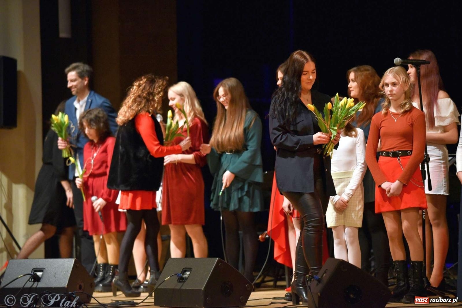 Zdjęcie w galerii na portalu naszraciborz.pl: Koncert zimowy w RCK. Wystąpiła Perspektywa i orkiestra H. Krótkiego wiadomości z regionu