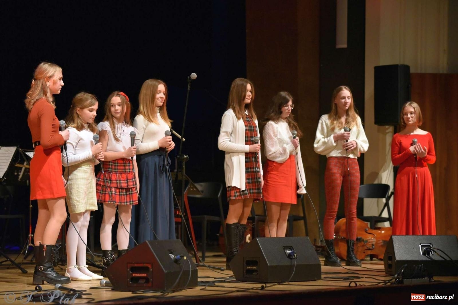 Zdjęcie w galerii na portalu naszraciborz.pl: Koncert zimowy w RCK. Wystąpiła Perspektywa i orkiestra H. Krótkiego wiadomości z regionu