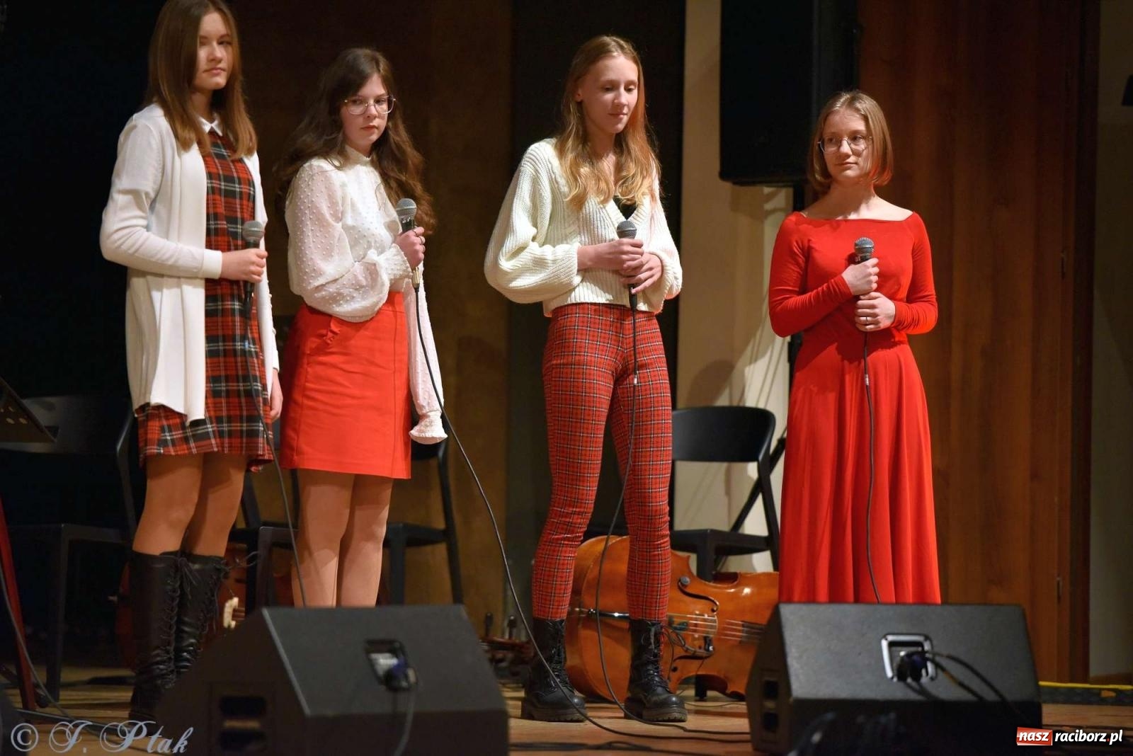 Zdjęcie w galerii na portalu naszraciborz.pl: Koncert zimowy w RCK. Wystąpiła Perspektywa i orkiestra H. Krótkiego wiadomości z regionu