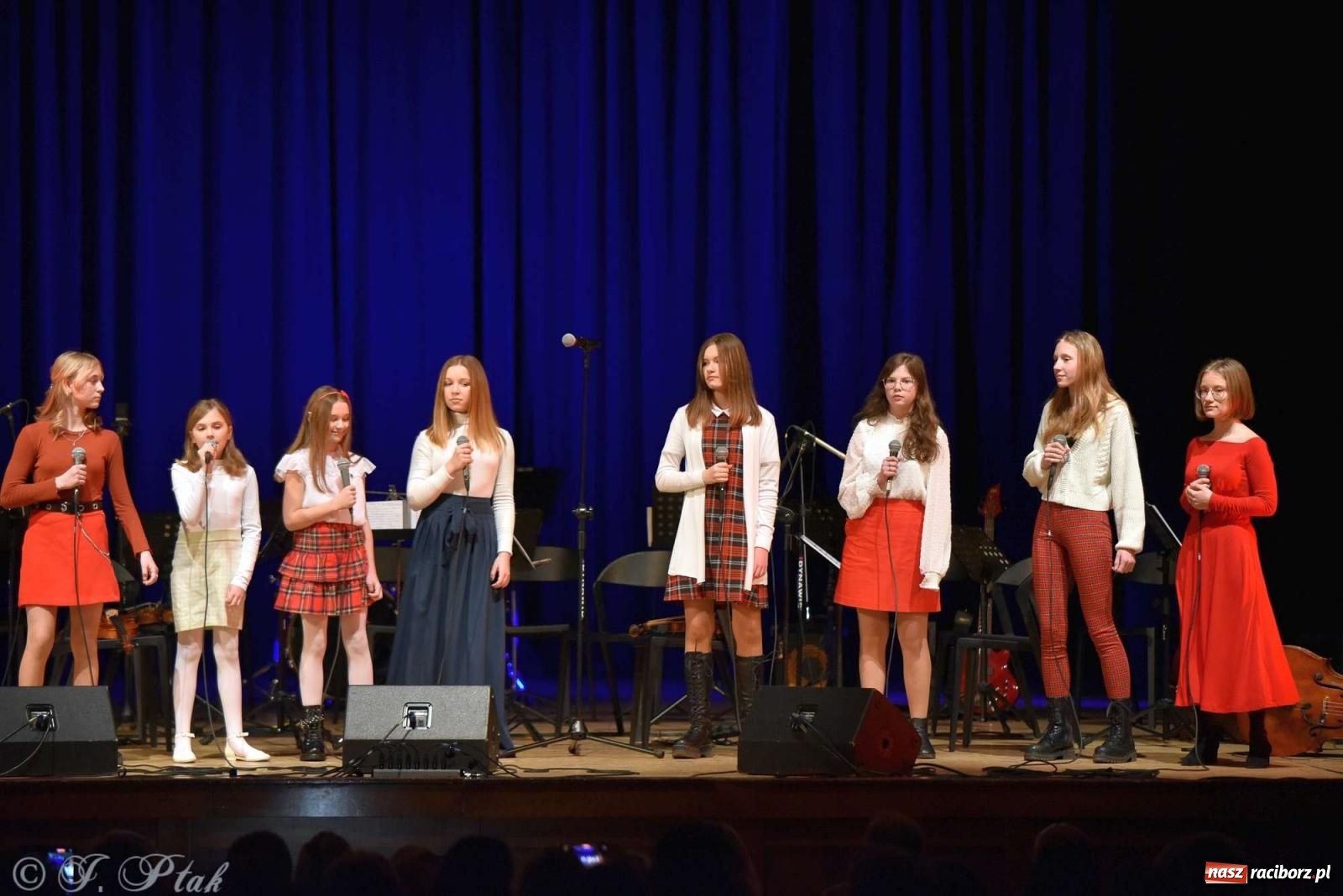 Zdjęcie w galerii na portalu naszraciborz.pl: Koncert zimowy w RCK. Wystąpiła Perspektywa i orkiestra H. Krótkiego wiadomości z regionu