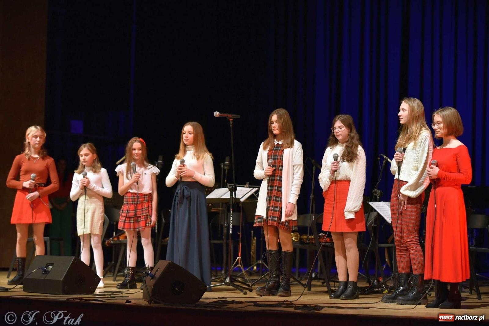 Zdjęcie w galerii na portalu naszraciborz.pl: Koncert zimowy w RCK. Wystąpiła Perspektywa i orkiestra H. Krótkiego wiadomości z regionu