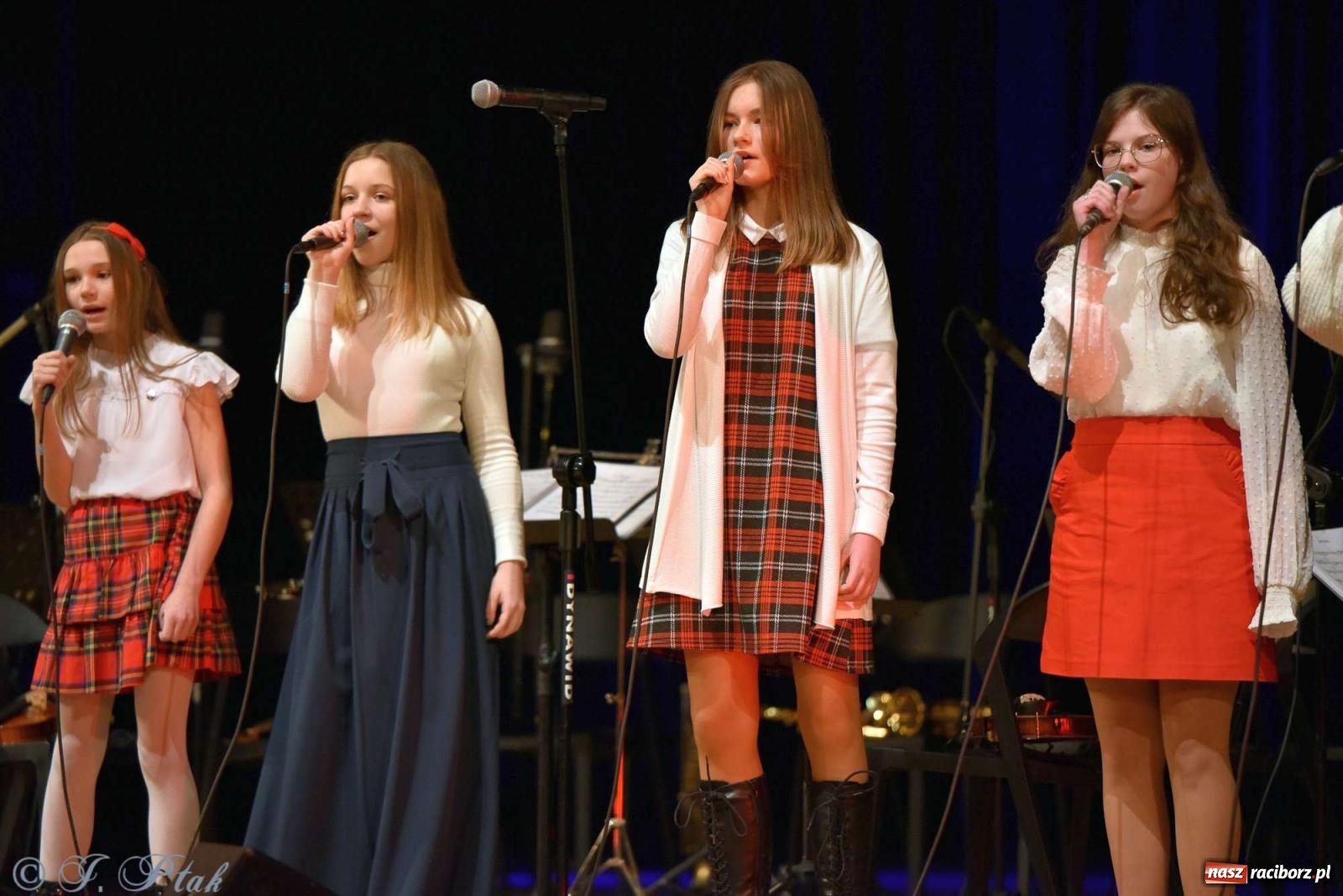 Zdjęcie w galerii na portalu naszraciborz.pl: Koncert zimowy w RCK. Wystąpiła Perspektywa i orkiestra H. Krótkiego wiadomości z regionu