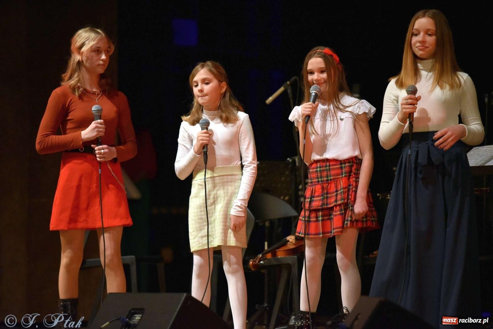 Zdjęcie w galerii na portalu naszraciborz.pl: Koncert zimowy w RCK. Wystąpiła Perspektywa i orkiestra H. Krótkiego wiadomości z regionu