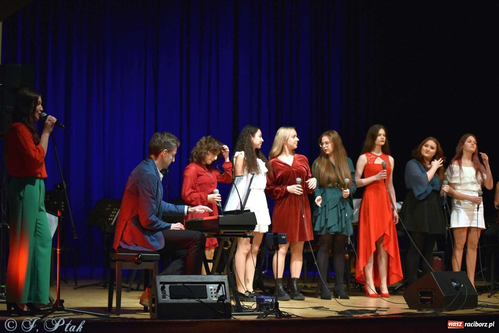Zdjęcie w galerii na portalu naszraciborz.pl: Koncert zimowy w RCK. Wystąpiła Perspektywa i orkiestra H. Krótkiego wiadomości z regionu