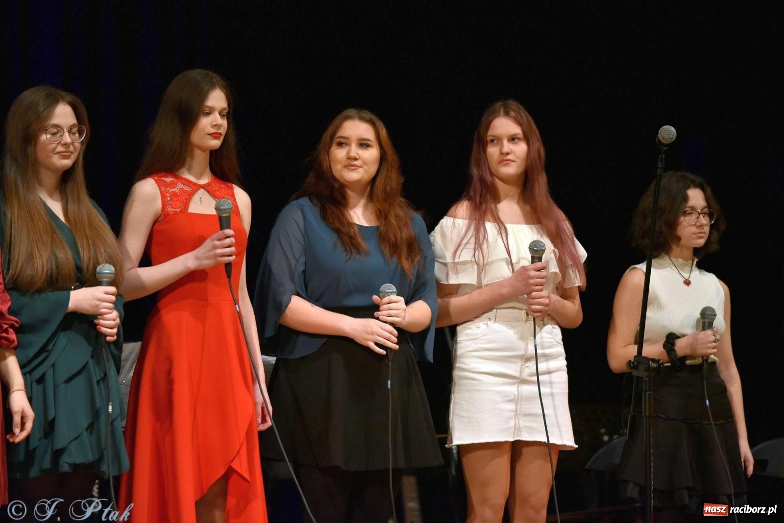 Zdjęcie w galerii na portalu naszraciborz.pl: Koncert zimowy w RCK. Wystąpiła Perspektywa i orkiestra H. Krótkiego wiadomości z regionu