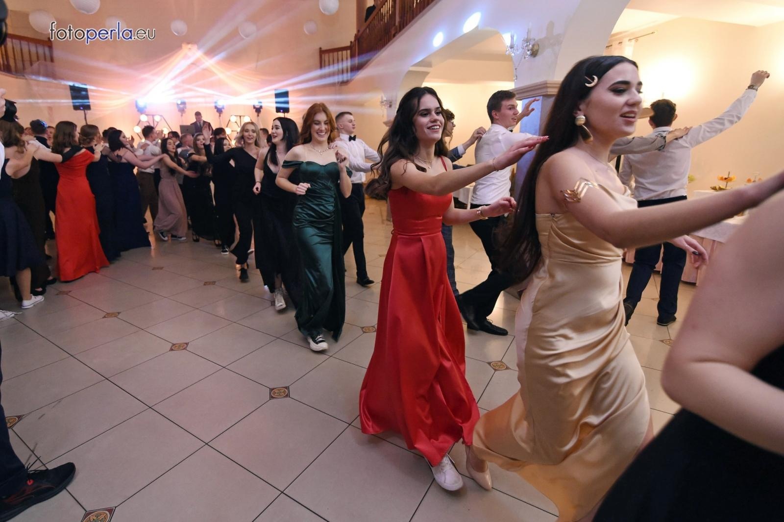 Zdjęcie w galerii na portalu naszraciborz.pl: Bal maturalny raciborskiego Kasprowicza na bis wiadomości z regionu