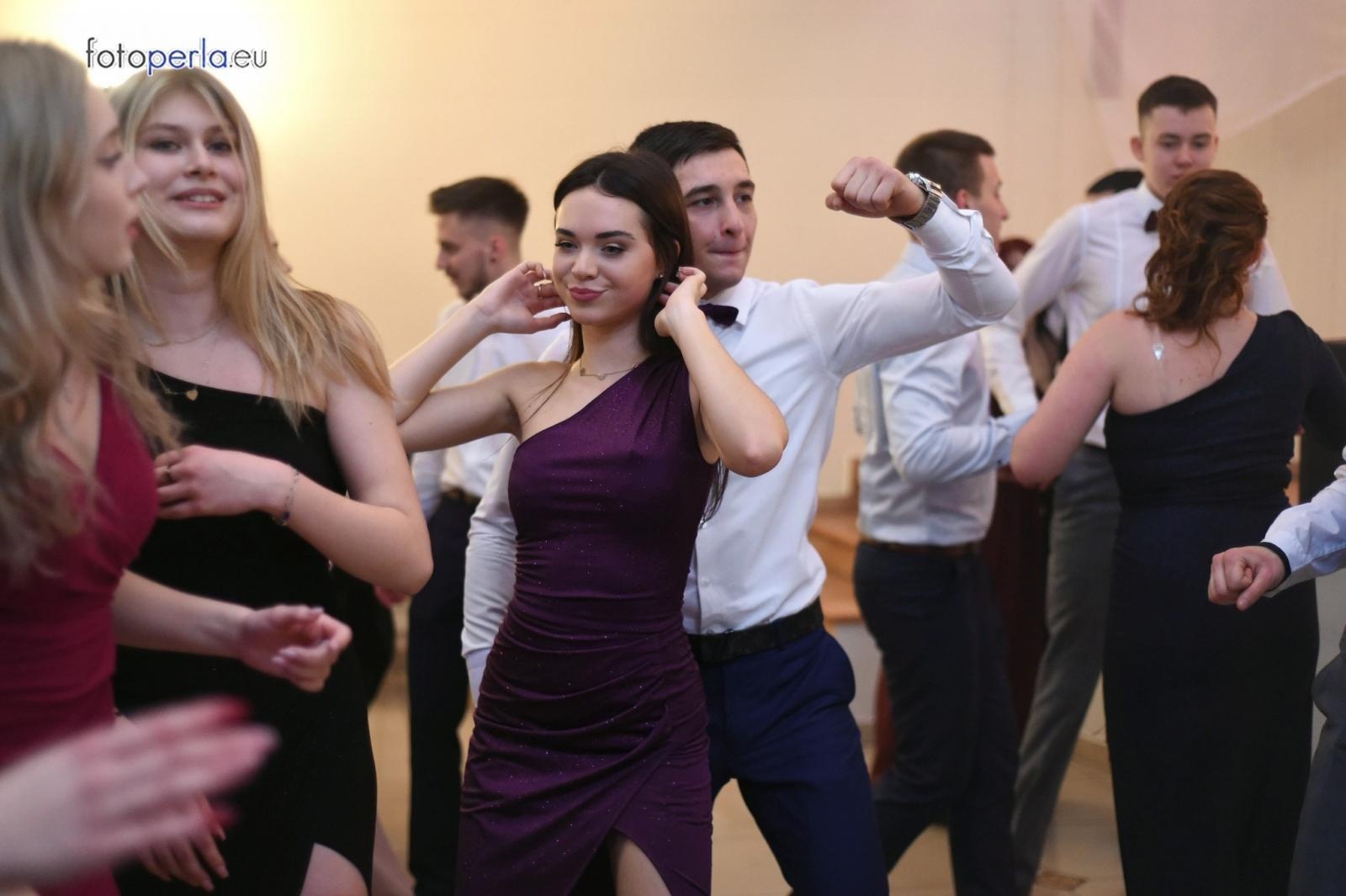 Zdjęcie w galerii na portalu naszraciborz.pl: Bal maturalny raciborskiego Kasprowicza na bis wiadomości z regionu