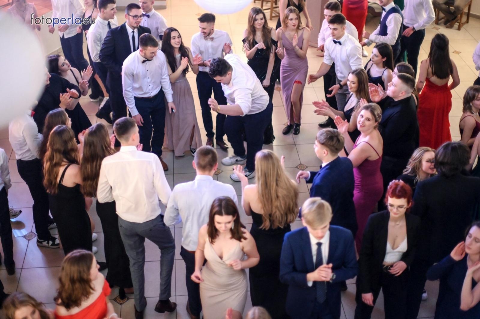 Zdjęcie w galerii na portalu naszraciborz.pl: Bal maturalny raciborskiego Kasprowicza na bis wiadomości z regionu