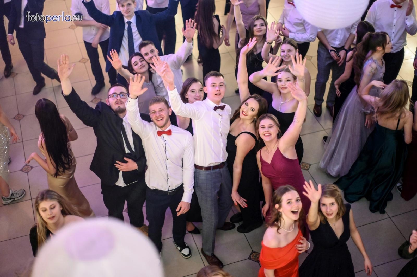 Zdjęcie w galerii na portalu naszraciborz.pl: Bal maturalny raciborskiego Kasprowicza na bis wiadomości z regionu