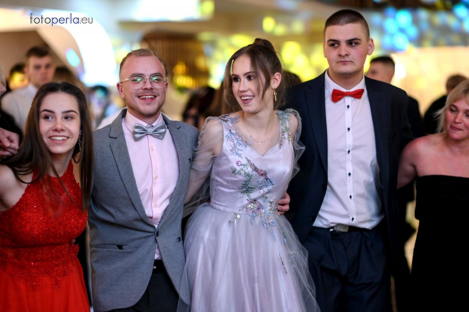 Zdjęcie w galerii na portalu naszraciborz.pl: Bal maturalny raciborskiego Kasprowicza na bis wiadomości z regionu