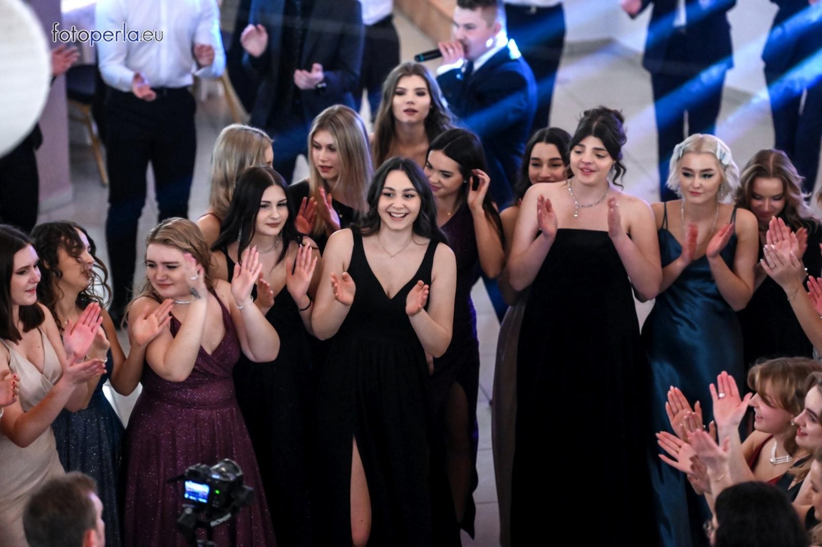 Zdjęcie w galerii na portalu naszraciborz.pl: Bal maturalny raciborskiego Kasprowicza na bis wiadomości z regionu
