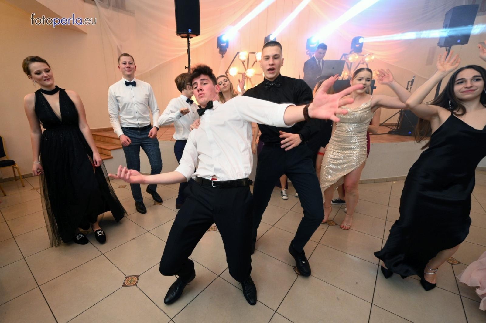 Zdjęcie w galerii na portalu naszraciborz.pl: Bal maturalny raciborskiego Kasprowicza na bis wiadomości z regionu
