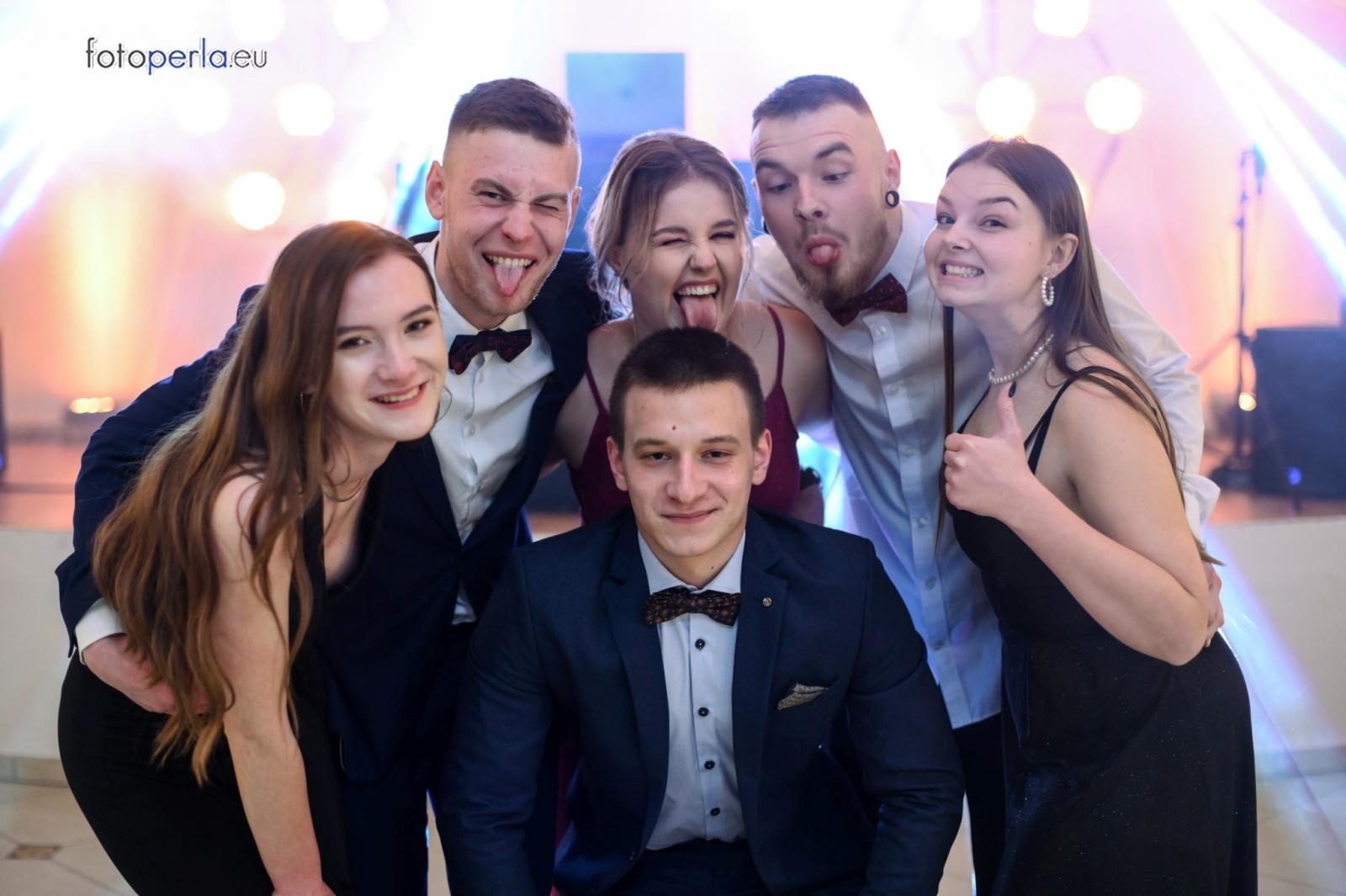 Zdjęcie w galerii na portalu naszraciborz.pl: Bal maturalny raciborskiego Kasprowicza na bis wiadomości z regionu