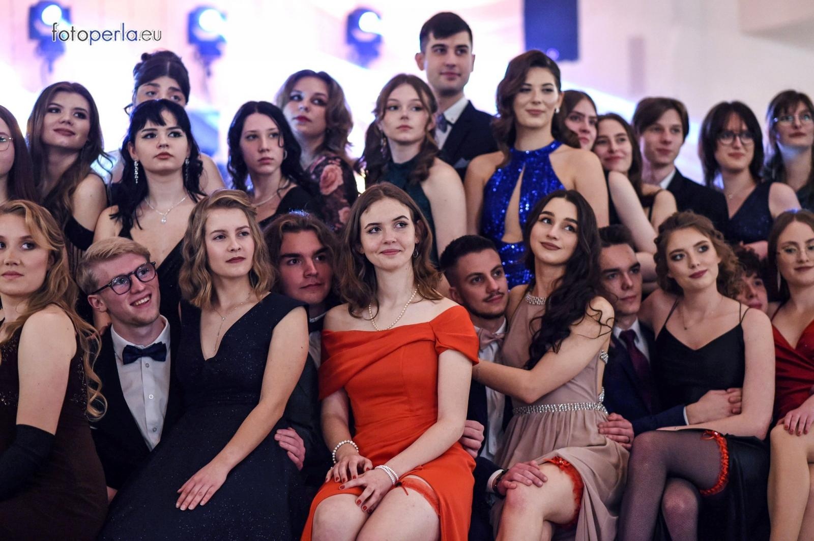 Zdjęcie w galerii na portalu naszraciborz.pl: Bal maturalny raciborskiego Kasprowicza na bis wiadomości z regionu