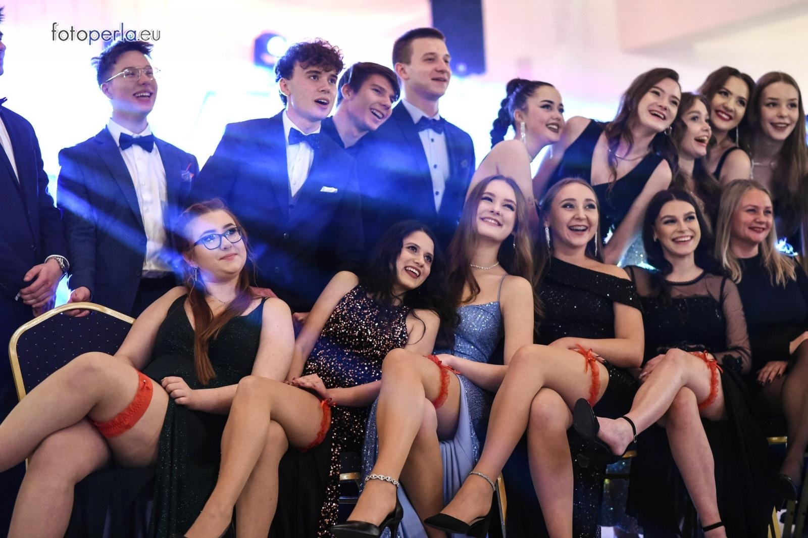 Zdjęcie w galerii na portalu naszraciborz.pl: Bal maturalny raciborskiego Kasprowicza na bis wiadomości z regionu
