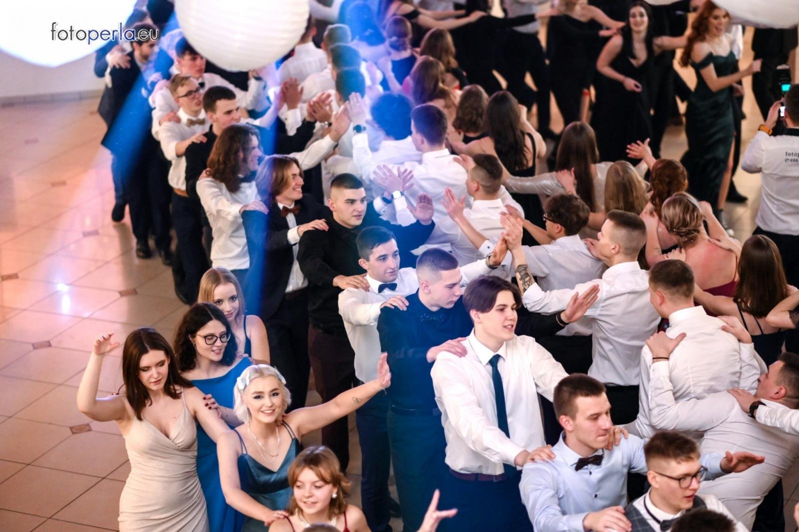 Zdjęcie w galerii na portalu naszraciborz.pl: Bal maturalny raciborskiego Kasprowicza na bis wiadomości z regionu