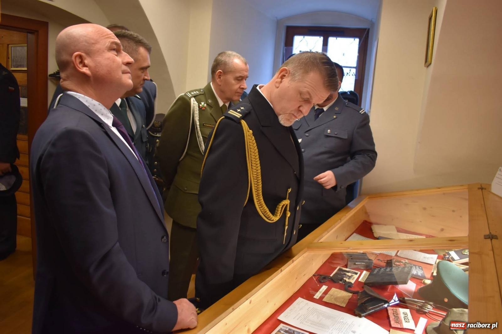 Zdjęcie w galerii na portalu naszraciborz.pl: Okręgowe obchody Dnia Tradycji Służby Więziennej na zamku w Raciborzu wiadomości z regionu