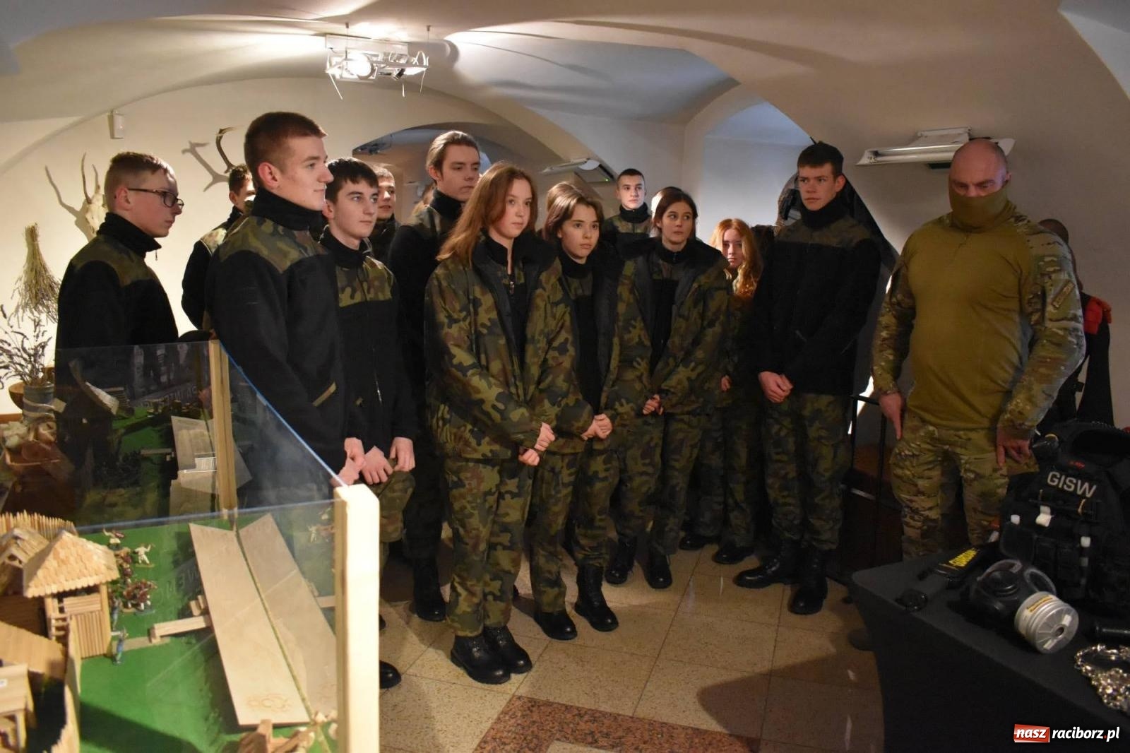 Zdjęcie w galerii na portalu naszraciborz.pl: Okręgowe obchody Dnia Tradycji Służby Więziennej na zamku w Raciborzu wiadomości z regionu