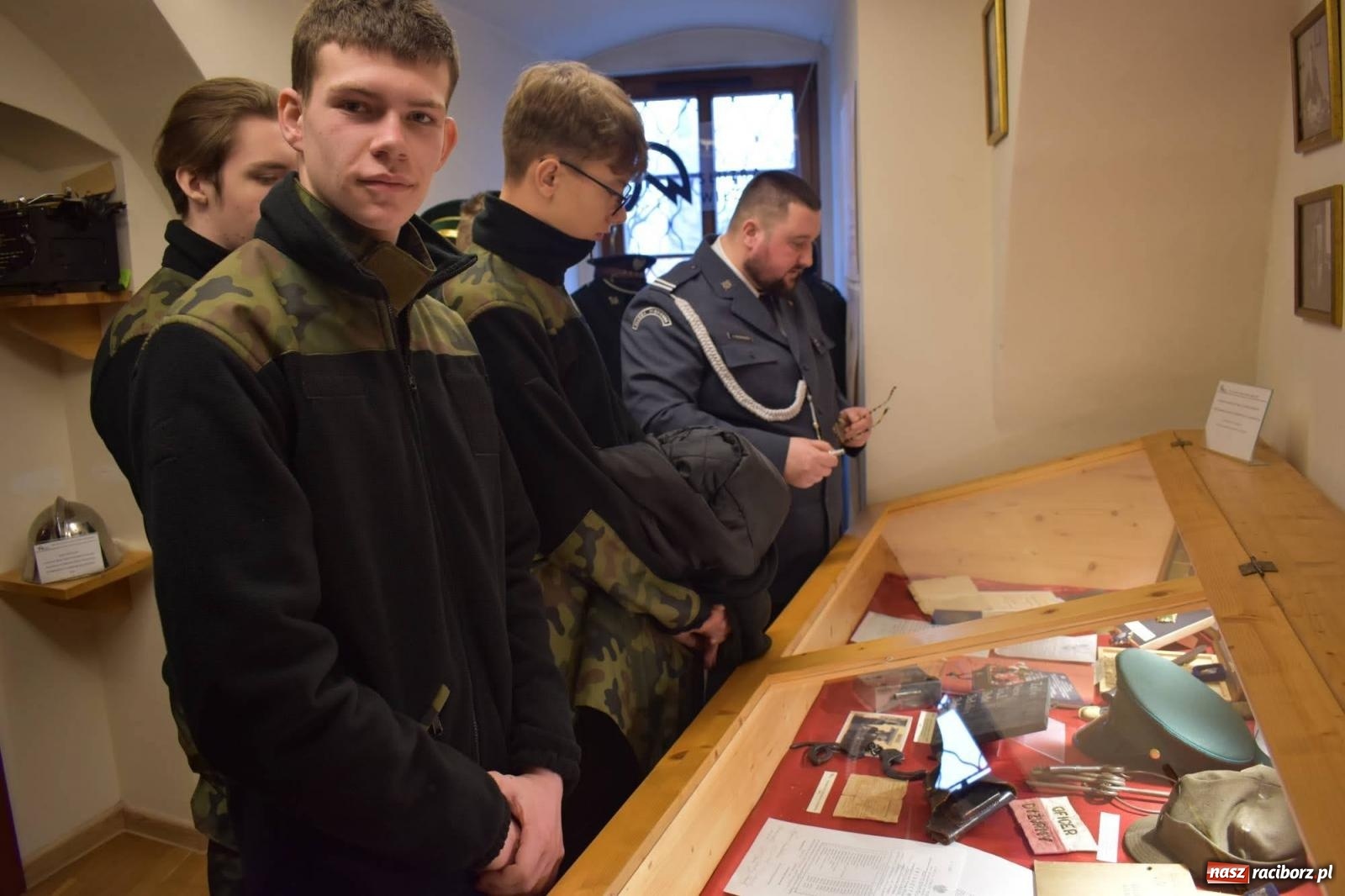 Zdjęcie w galerii na portalu naszraciborz.pl: Okręgowe obchody Dnia Tradycji Służby Więziennej na zamku w Raciborzu wiadomości z regionu