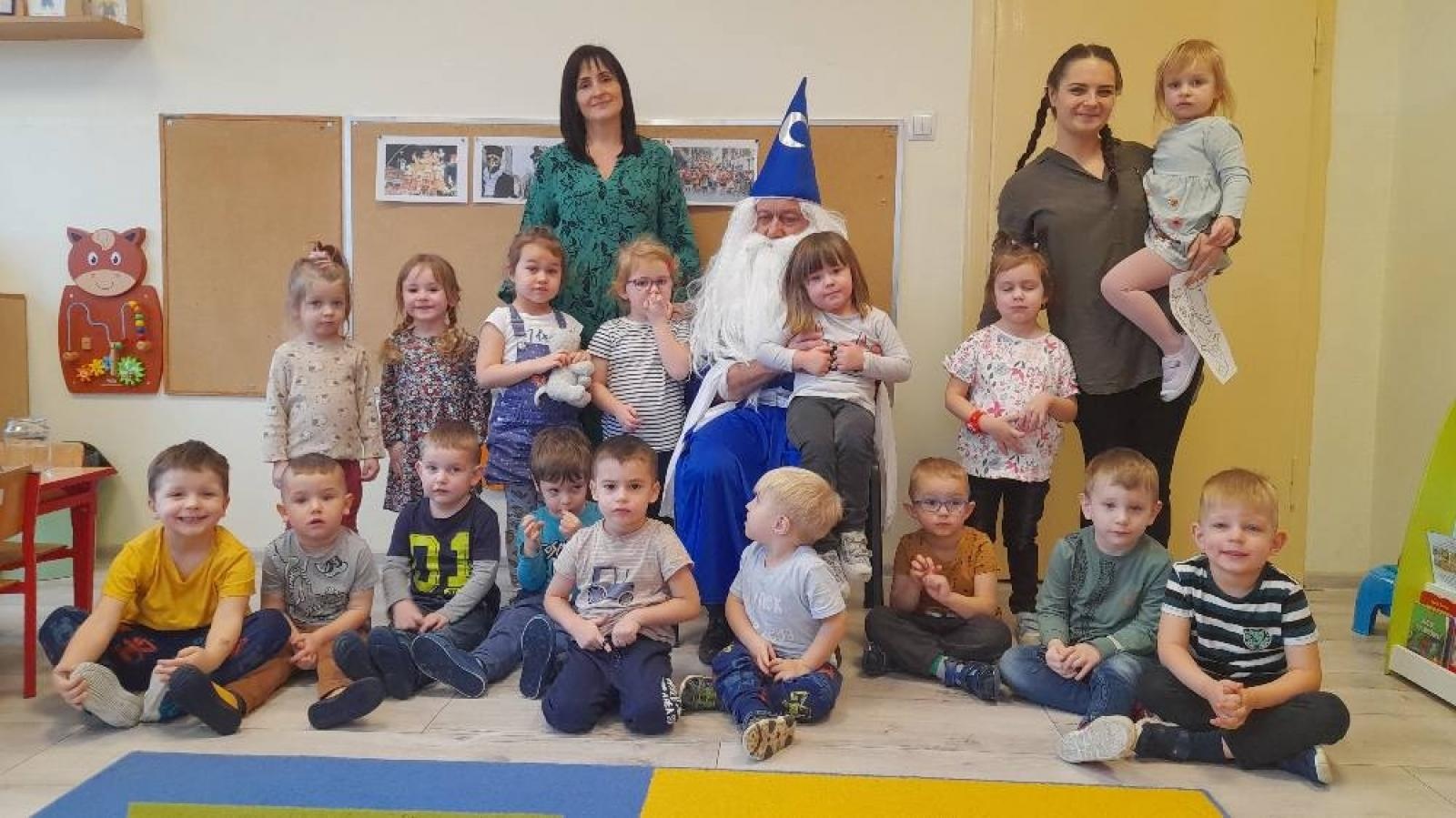 Zdjęcie w galerii na portalu naszraciborz.pl: Biblioteczne czarowanie w przedszkolu wiadomości z regionu