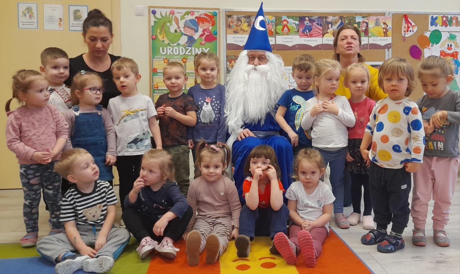 Zdjęcie w galerii na portalu naszraciborz.pl: Biblioteczne czarowanie w przedszkolu wiadomości z regionu