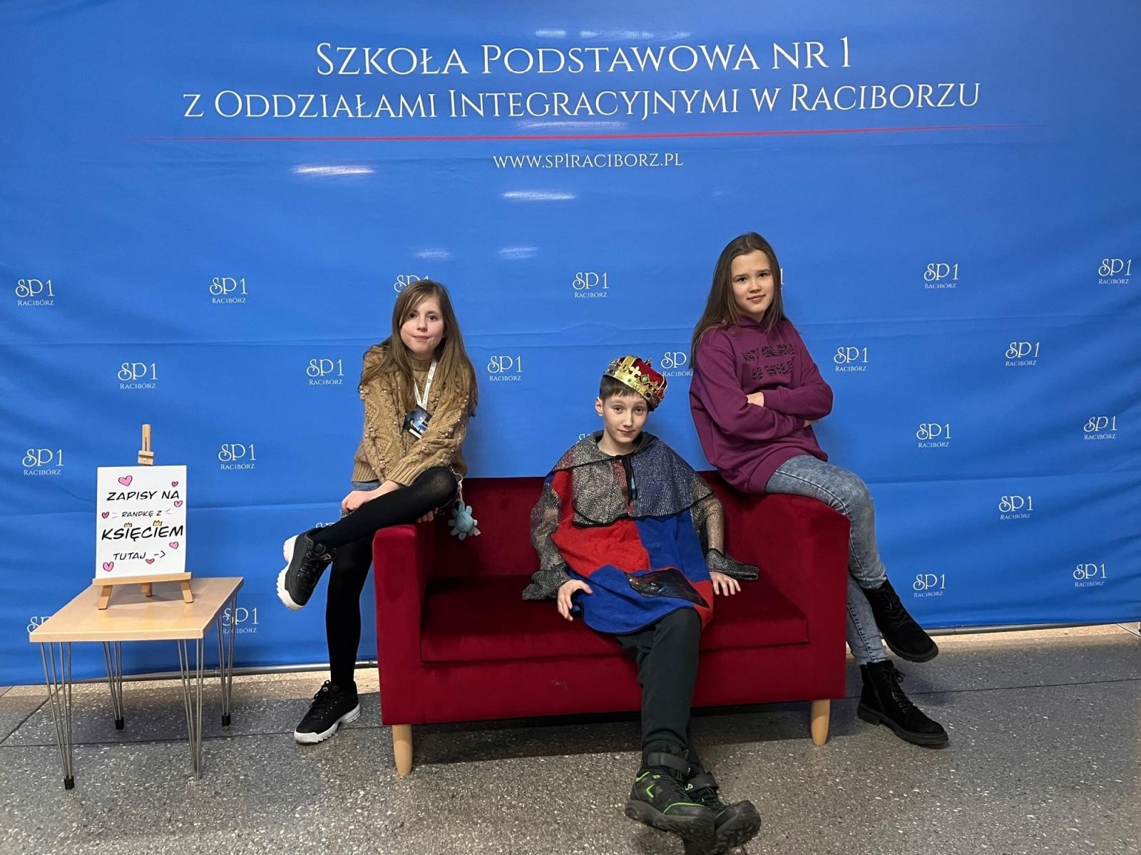 Zdjęcie w galerii na portalu naszraciborz.pl: SP1 – raciborska filmówka wiadomości z regionu
