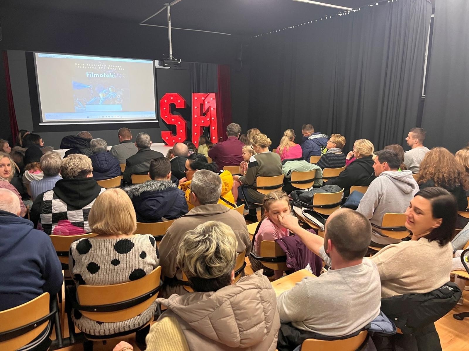 Zdjęcie w galerii na portalu naszraciborz.pl: SP1 – raciborska filmówka wiadomości z regionu