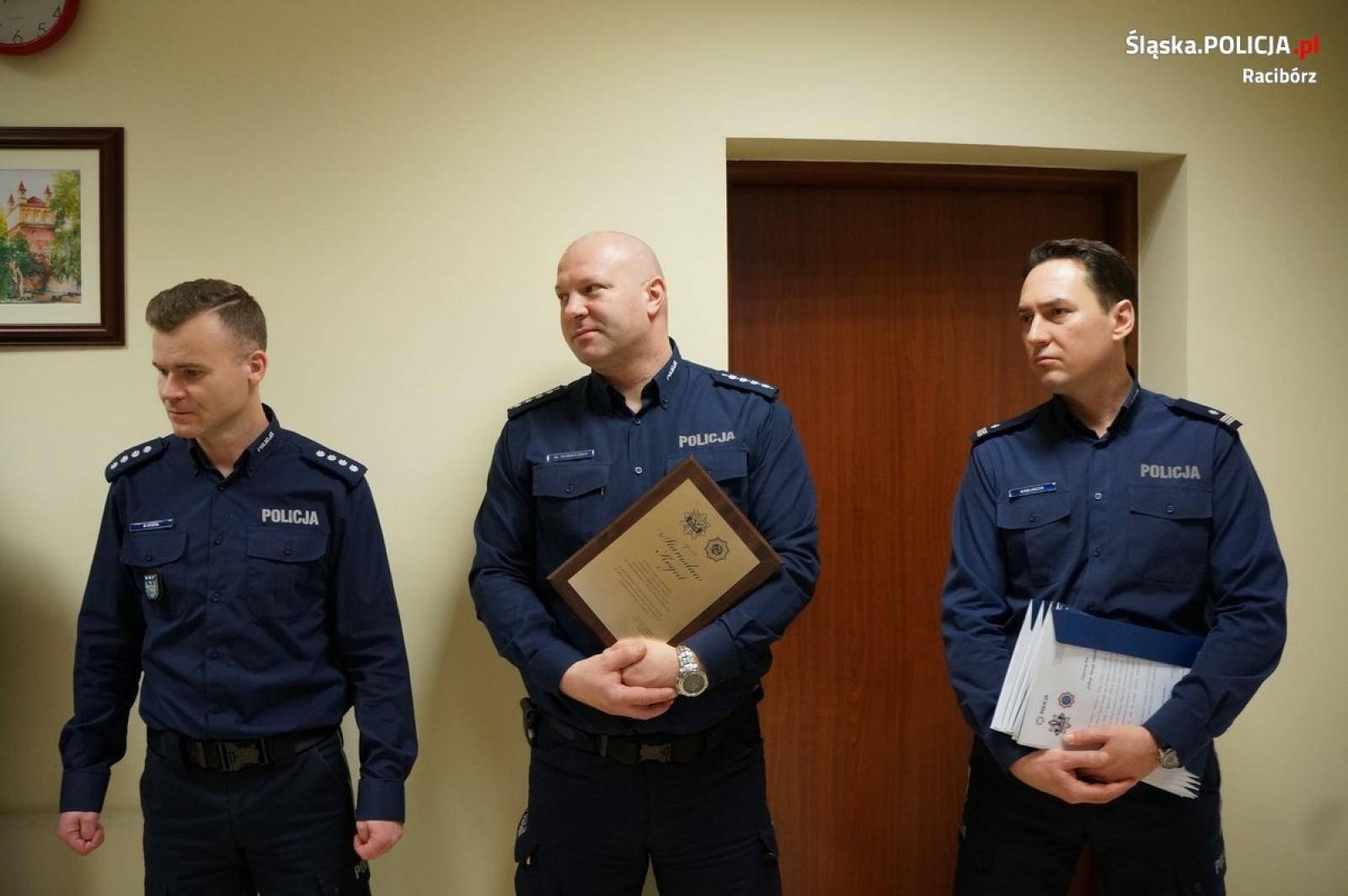 Zdjęcie w galerii na portalu naszraciborz.pl: Uroczyste pożegnanie z mundurem w raciborskiej komendzie wiadomości z regionu
