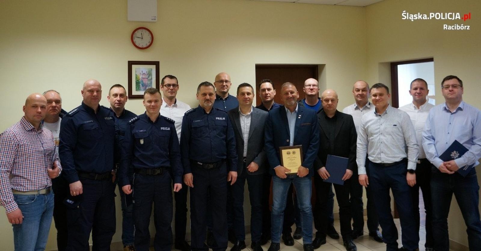 Zdjęcie w galerii na portalu naszraciborz.pl: Uroczyste pożegnanie z mundurem w raciborskiej komendzie wiadomości z regionu