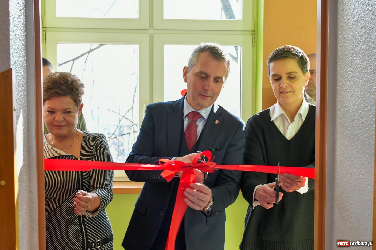 Zdjęcie w galerii na portalu naszraciborz.pl: SP 13 ma nową pracownię komputerową. To urodzinowy prezent wiadomości z regionu