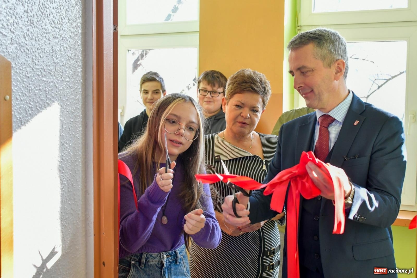 Zdjęcie w galerii na portalu naszraciborz.pl: SP 13 ma nową pracownię komputerową. To urodzinowy prezent wiadomości z regionu