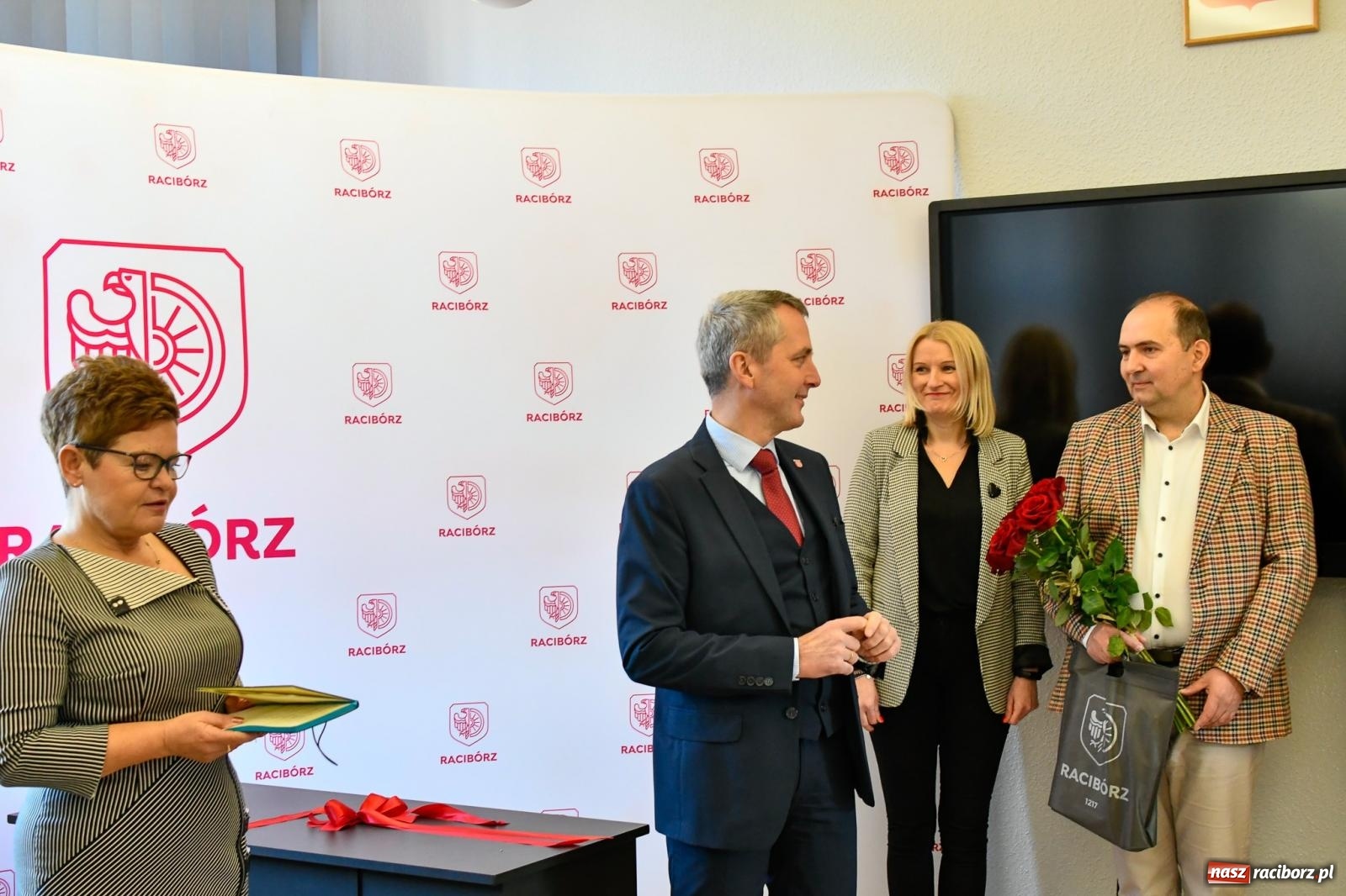 Zdjęcie w galerii na portalu naszraciborz.pl: SP 13 ma nową pracownię komputerową. To urodzinowy prezent wiadomości z regionu