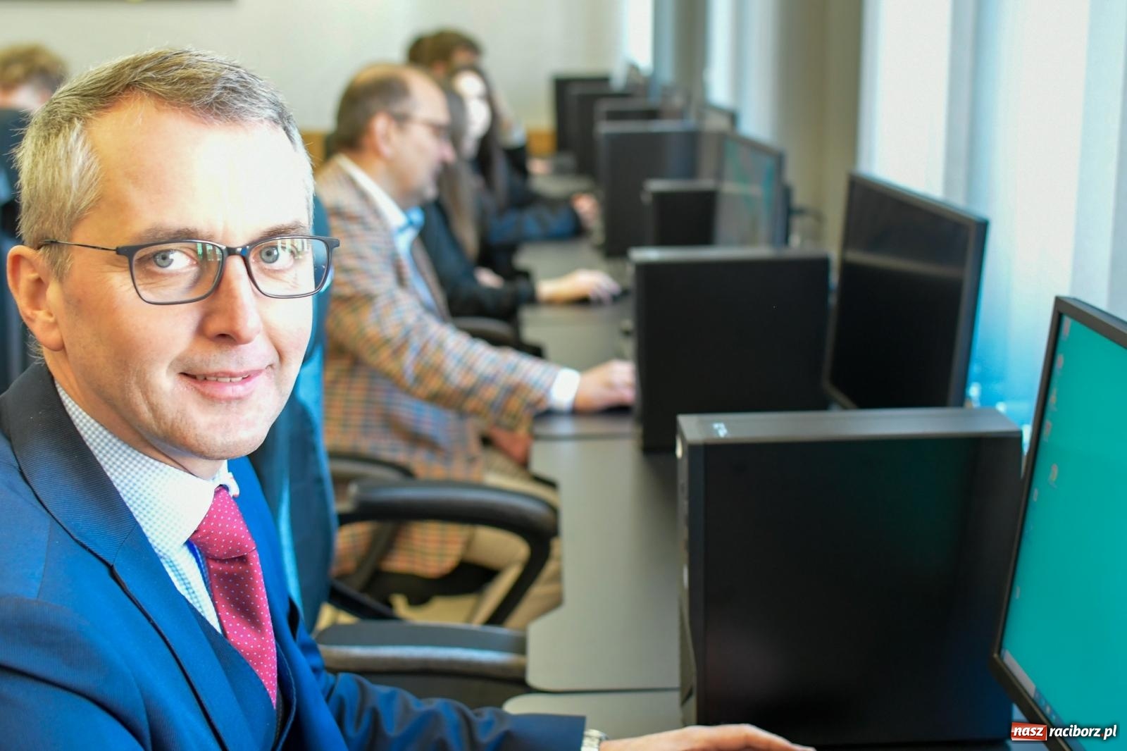 Zdjęcie w galerii na portalu naszraciborz.pl: SP 13 ma nową pracownię komputerową. To urodzinowy prezent wiadomości z regionu