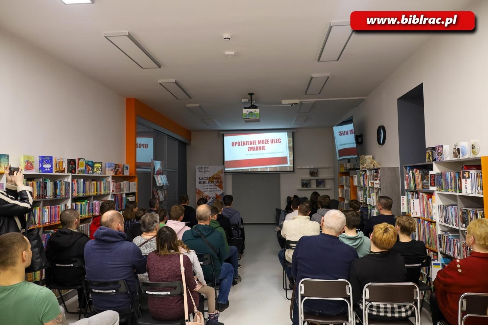 Zdjęcie w galerii na portalu naszraciborz.pl: Miłośnicy kolei na spotkaniu w bibliotece wiadomości z regionu