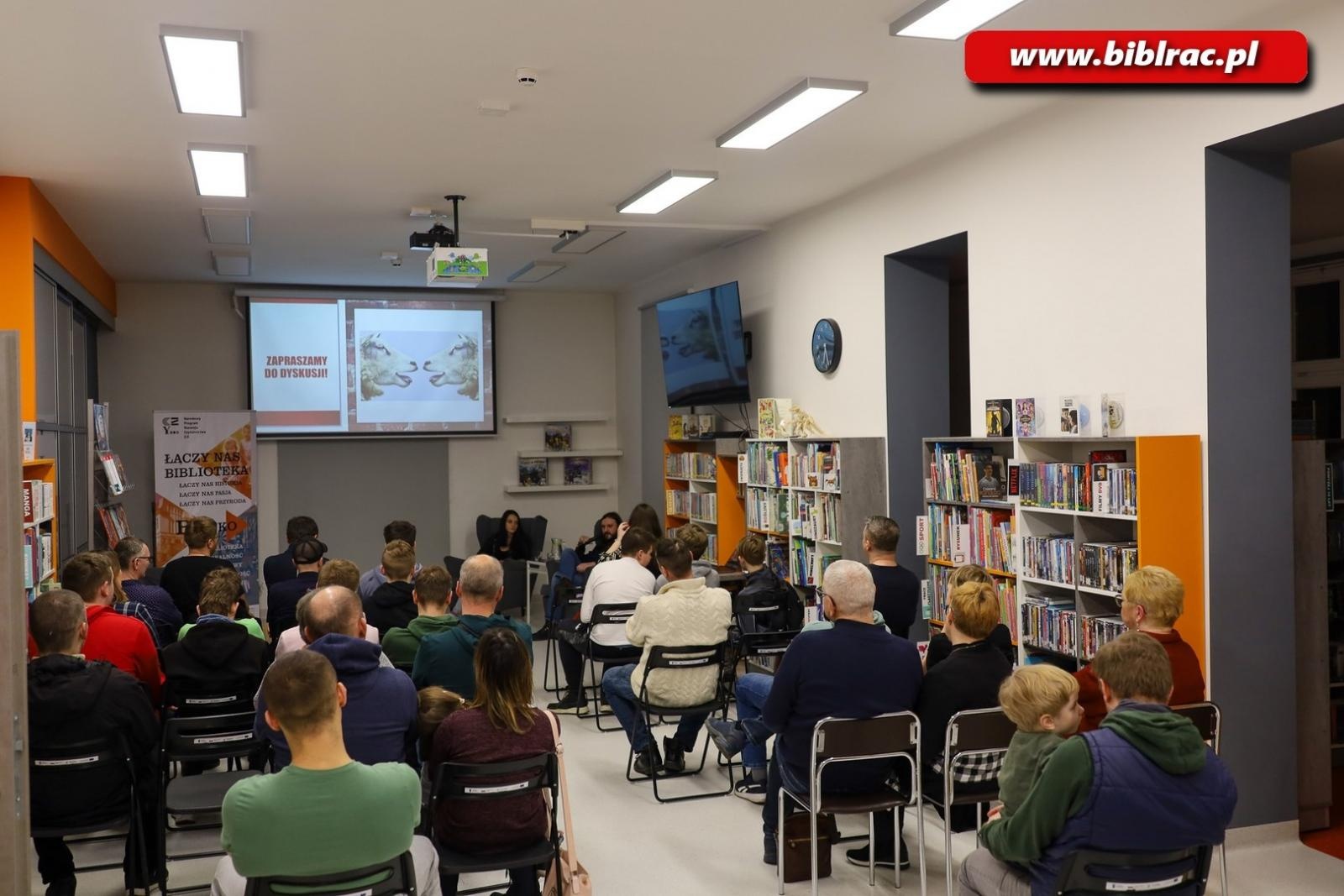 Zdjęcie w galerii na portalu naszraciborz.pl: Miłośnicy kolei na spotkaniu w bibliotece wiadomości z regionu