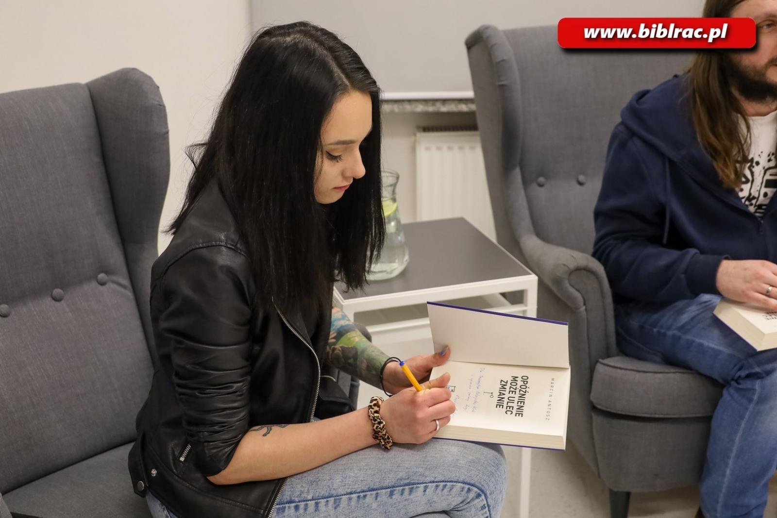 Zdjęcie w galerii na portalu naszraciborz.pl: Miłośnicy kolei na spotkaniu w bibliotece wiadomości z regionu