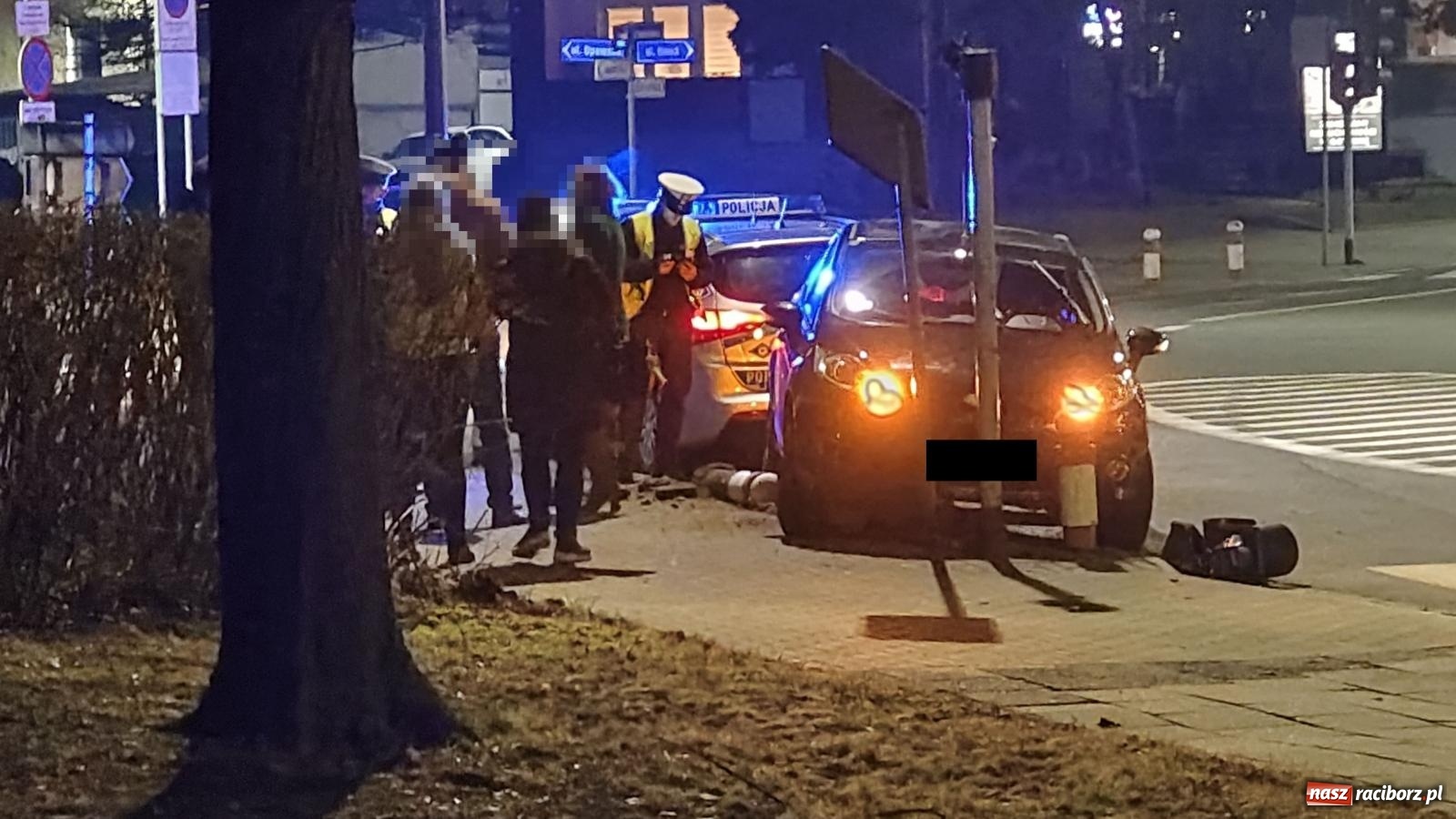 Zdjęcie w galerii na portalu naszraciborz.pl: Uszkodzony słupek, znak i sygnalizator. Skutki kolizji przy raciborskim sądzie [FOTO] wiadomości z regionu