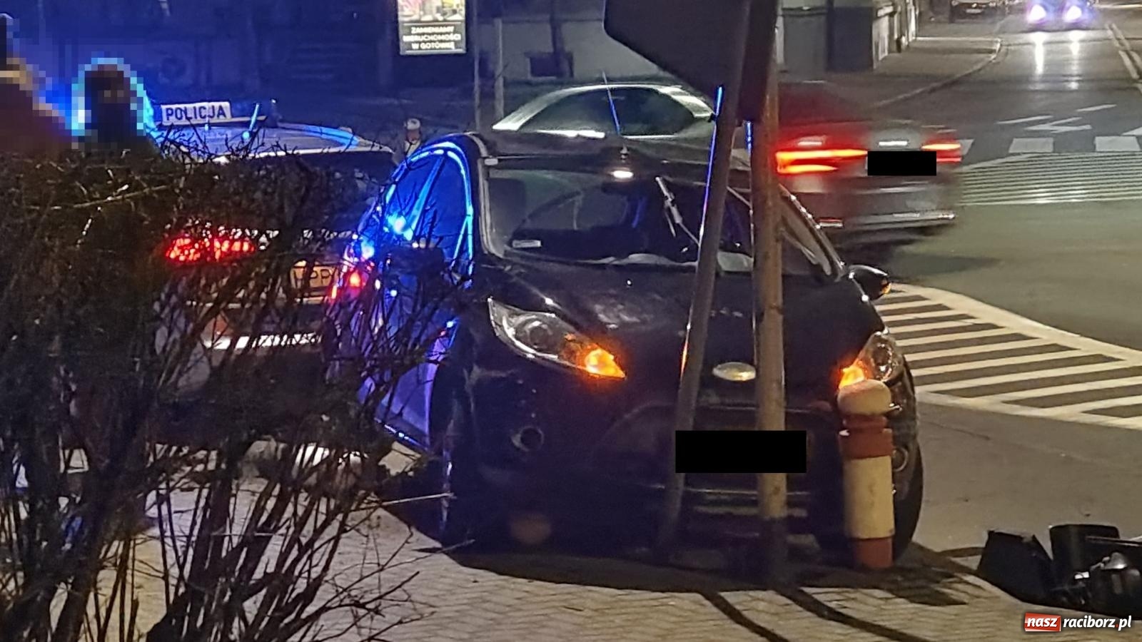 Zdjęcie w galerii na portalu naszraciborz.pl: Uszkodzony słupek, znak i sygnalizator. Skutki kolizji przy raciborskim sądzie [FOTO] wiadomości z regionu