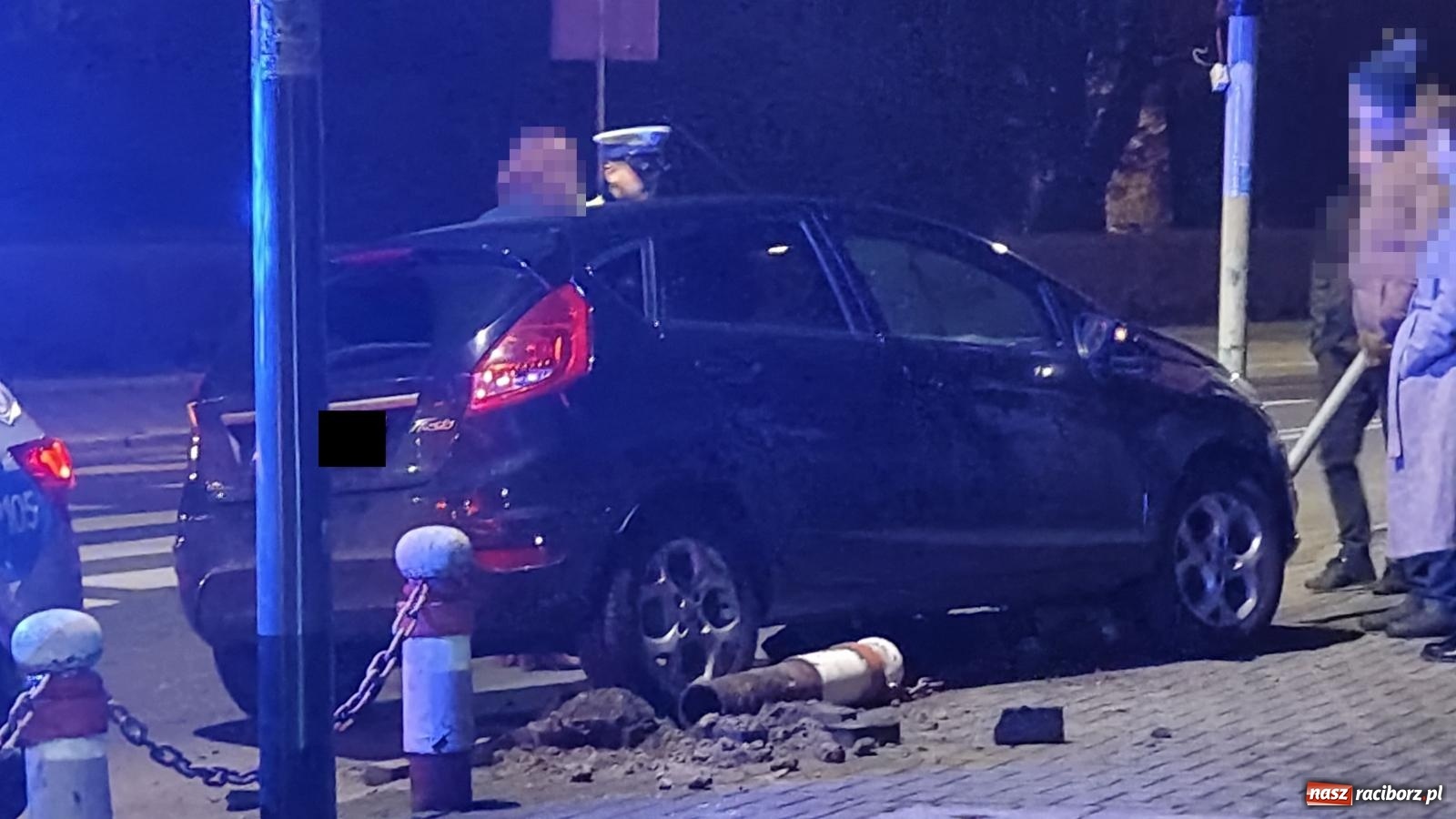Zdjęcie w galerii na portalu naszraciborz.pl: Uszkodzony słupek, znak i sygnalizator. Skutki kolizji przy raciborskim sądzie [FOTO] wiadomości z regionu