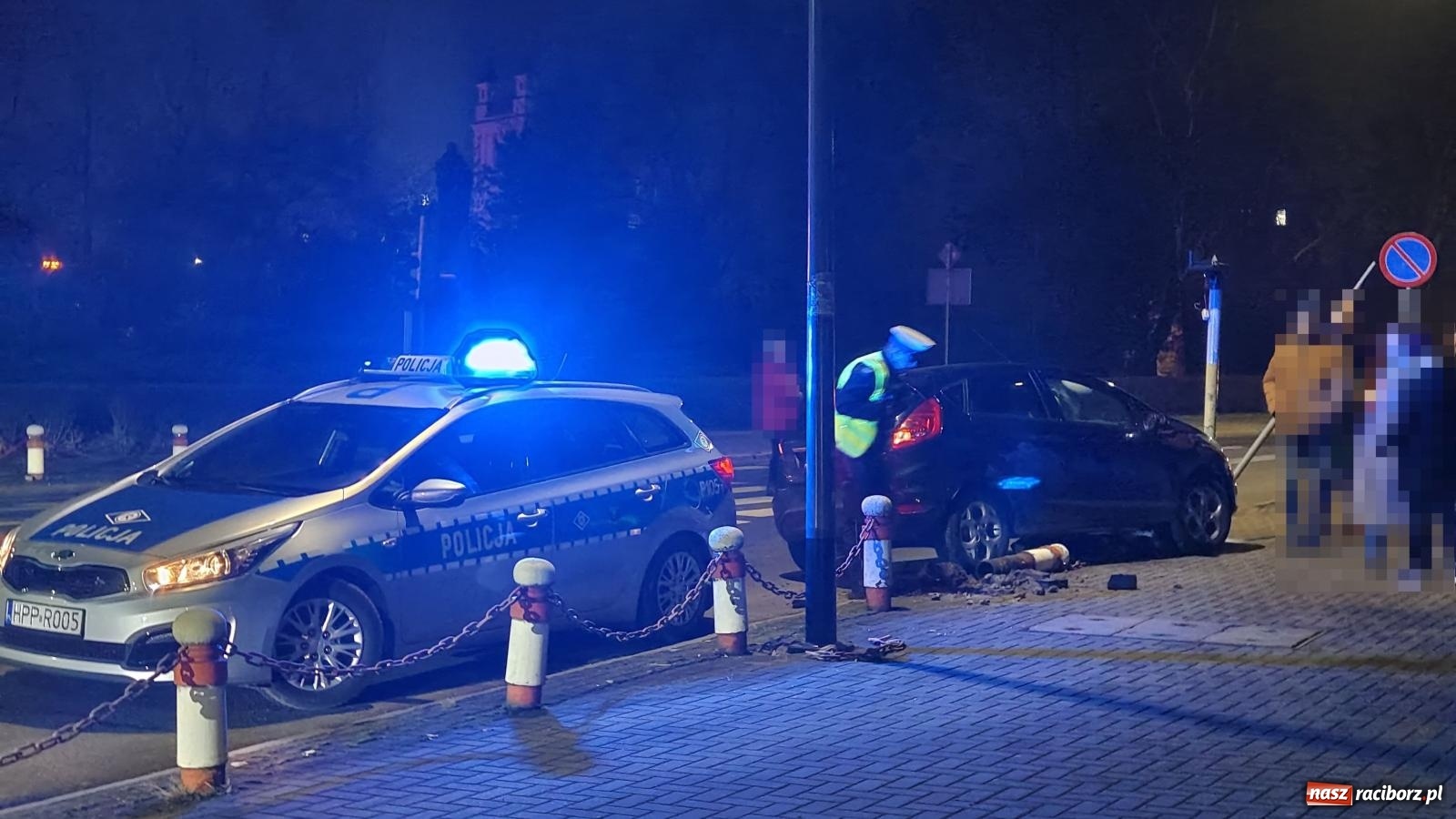 Zdjęcie w galerii na portalu naszraciborz.pl: Uszkodzony słupek, znak i sygnalizator. Skutki kolizji przy raciborskim sądzie [FOTO] wiadomości z regionu