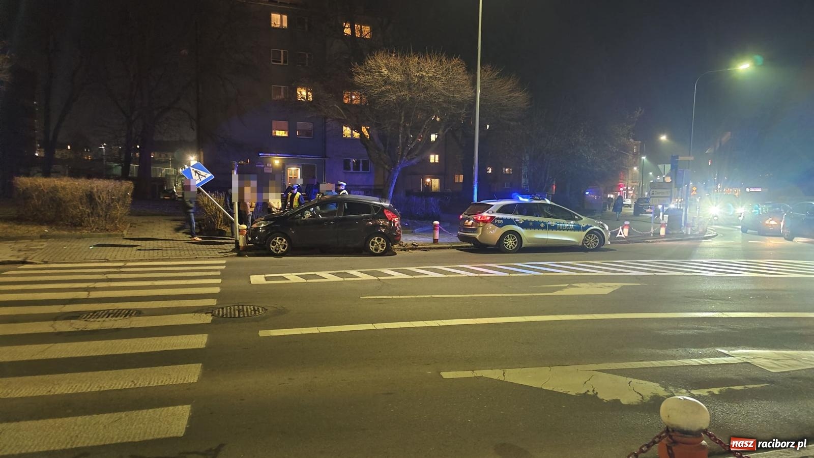 Zdjęcie w galerii na portalu naszraciborz.pl: Uszkodzony słupek, znak i sygnalizator. Skutki kolizji przy raciborskim sądzie [FOTO] wiadomości z regionu