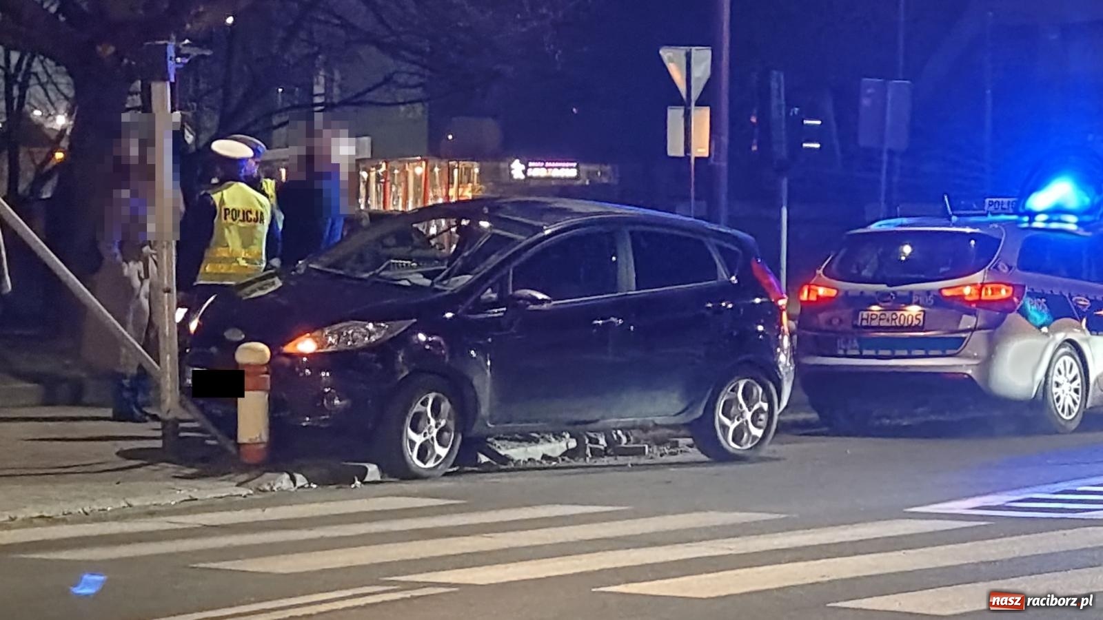 Zdjęcie w galerii na portalu naszraciborz.pl: Uszkodzony słupek, znak i sygnalizator. Skutki kolizji przy raciborskim sądzie [FOTO] wiadomości z regionu