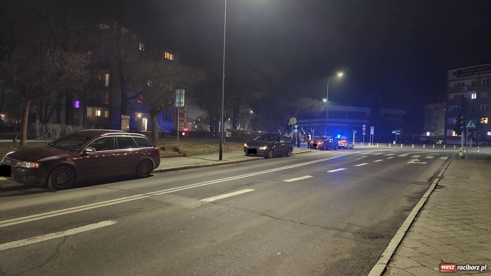 Zdjęcie w galerii na portalu naszraciborz.pl: Uszkodzony słupek, znak i sygnalizator. Skutki kolizji przy raciborskim sądzie [FOTO] wiadomości z regionu