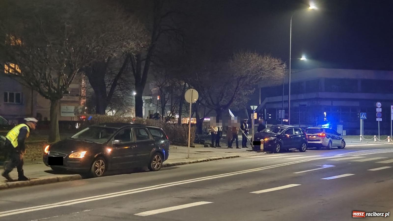 Zdjęcie w galerii na portalu naszraciborz.pl: Uszkodzony słupek, znak i sygnalizator. Skutki kolizji przy raciborskim sądzie [FOTO] wiadomości z regionu
